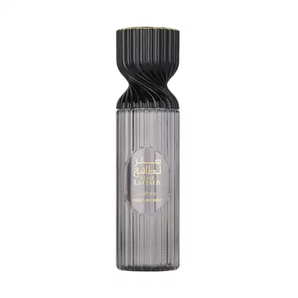 Frasco de body splash Sehr Lattafa Perfumes com design em tons de cinza e detalhes dourados, contendo o nome "Sehr Lattafa" e a indicação "Perfume Mist" no rótulo.