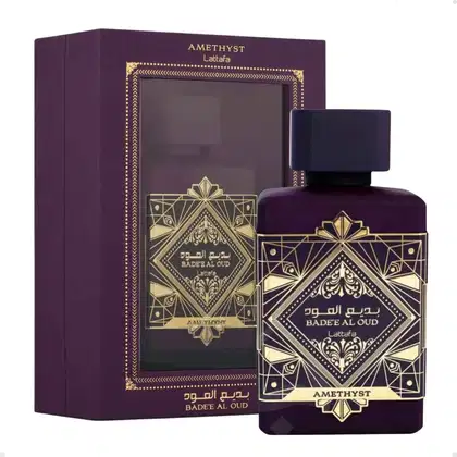 Frasco de perfume Amethyst da marca Lattafa Perfumes, com embalagem roxa e detalhes dourados em estilo art déco. O rótulo exibe o nome do produto "Bade'e Al Oud Lattafa" em árabe e inglês.