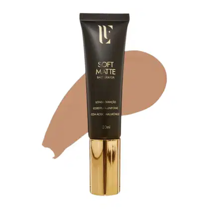 Tubo de base líquida matte da marca LF Pro, com embalagem preta e dourada, contendo 30ml do produto. Destaca-se a inscrição "Soft Matte" e a promessa de cobertura uniforme e longa duração.