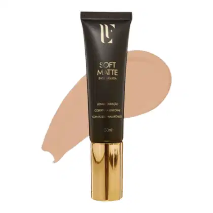 Tubo de base líquida mate da linha LF Pro, com embalagem preta e dourada. Contém 50 ml do produto e apresenta rótulo com o nome "Soft Matte" em destaque.
