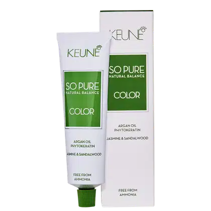 Embalagem de produto de coloração capilar da marca Keune, com tubo de creme colorante e caixa branca com detalhes verdes. Destaca-se a indicação "So Pure Natural Balance Color" e "Cover Plus"