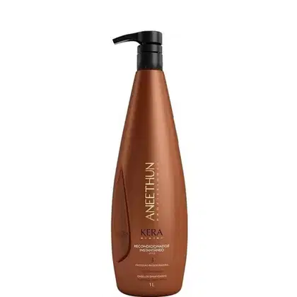 O produto apresentado é um condicionador instantâneo da linha Kera da marca Aneethun. Volumetria de 1L.