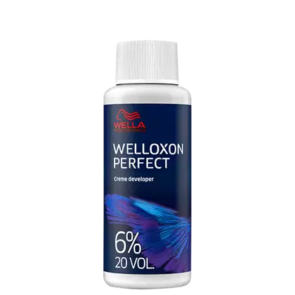 Frasco branco da linha Welloxon Perfect da Wella Professionals, contendo um creme revelador de 6% de peróxido de 20 volumes. O rótulo apresenta o nome do produto em destaque e informações sobre sua composição.