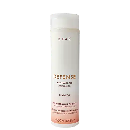 Frasco branco cilíndrico da marca Braé, contendo 250 ml de shampoo "Defense Anti Hair Loss Antiqueda" para promover o crescimento capilar.