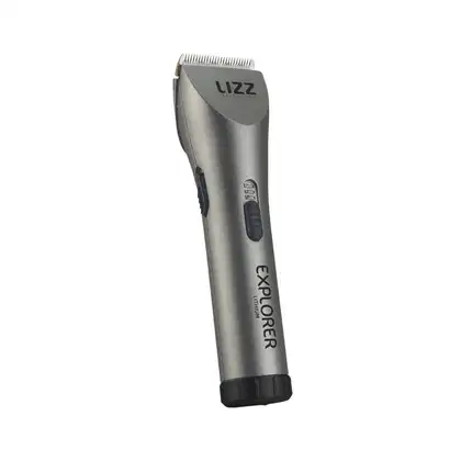 O produto apresentado é um aparador de cabelo da marca Lizz Professional. Trata-se de um dispositivo elétrico de cor cinza, com um design compacto e ergonômico. O