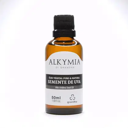 Frasco de óleo vegetal puro e natural de semente de uva da marca Grandha, com rótulo branco e preto, contendo 50ml do produto.