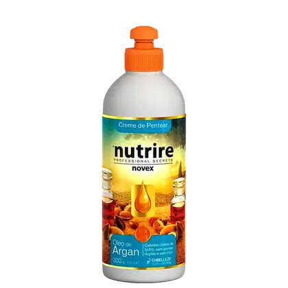 A imagem mostra o Creme de Pentear Novex Óleo de Argan 300g, da Embelleze, embalagem branca com tons de laranja e azul. O frasco apresenta um rótulo colorido com imagens que remetem ao óleo de argan, um dos ingredientes principais do produto.