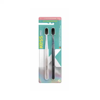 Embalagem de duas escovas de dente da marca Kess, com cores verde e rosa. O rótulo indica que são escovas "extra macias" e convida o usuário a "levar mais, pagar menos".