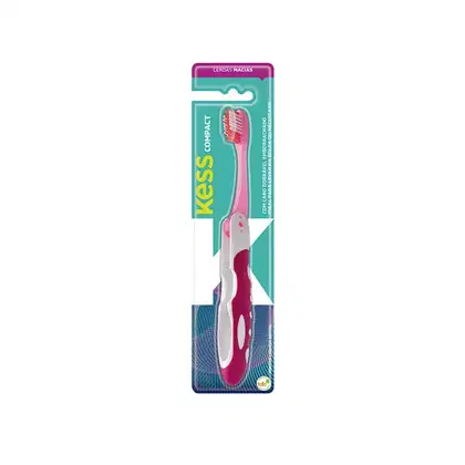 Escova de dentes compacta da marca Kess, com cabo rosa e branco, embalada em cartela plástica com informações sobre o produto em verde e rosa.
