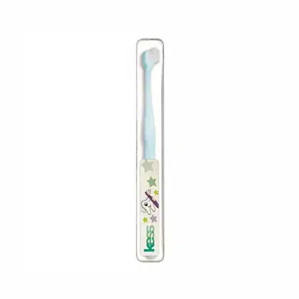 Escova de dentes infantil Kess em embalagem plástica transparente, com detalhes em verde e estrelas decorativas. O produto apresenta uma escova de dentes de coloração azul clara.