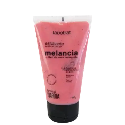 O produto exibido é um esfoliante corporal da marca Labotrat, com o nome "melancia" e óleo de rosa mosqueta. A embalagem é um tubo plástico rosa com rótulo preto e branco.