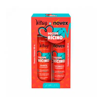 A imagem mostra uma caixa com kit de shampoo e condicionador Doctor Ricino de 300ml, da marca Novex. A embalagem é vermelha com detalhes em azul. Traz ilustração de um estetoscópio em formato de coração e destaca que é uma injeção de força para os cabelos
