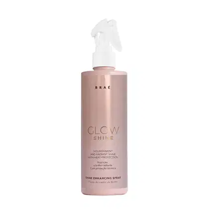 Produto de beleza da marca Brae para brilho e nutrição dos cabelos. Frasco plástico com bomba borrifadora branca. Rótulo rosa metálico com o nome do produto "Glow Shine" e descrição.