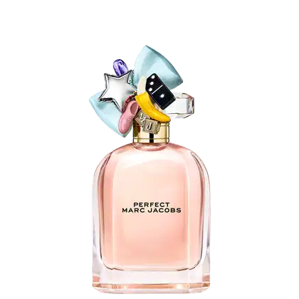Frasco de item de perfumaria da marca Marc Jacobs, com formato arredondado, tampa decorada com estrela, banana e dados, em tons de rosa e azul claro.