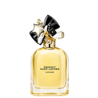 Frasco de perfume dourado e preto da linha "Perfect" da marca Marc Jacobs, com detalhes em estrela e fita preta na tampa. Rótulo com o nome do produto "Perfect Marc Jacobs Intense" em letras pretas.