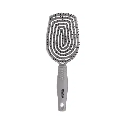 A imagem mostra uma escova de cabelo retangular de cor cinza. Possui um cabo plástico texturizado e uma densa camada de cerdas pretas e rígidas dispostas em fileiras paralelas.