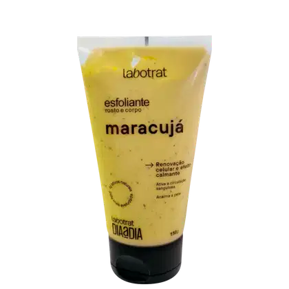 O produto apresentado é um esfoliante corporal da marca Labotrat, com aroma de maracujá. A embalagem é um tubo plástico amarelo, com o nome do produto "Esfoliante Rosto e Corpo Maracujá" impresso em preto. O tubo contém 150g do produto.