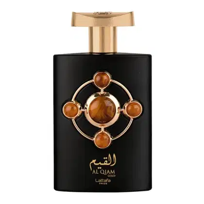 Frasco de perfume da marca Lattafa Perfumes, da linha Al Qiam Gold. O frasco é preto com detalhes dourados, incluindo um elemento decorativo com pedras âmbar na parte superior. O design do frasco é elegante e sofisticado, com uma aparência luxuosa.