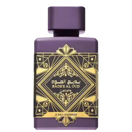 Frasco de perfume Lattafa Bade'e Al Oud, com design ornamental em tons de roxo e dourado, contendo texto árabe e elementos decorativos em estilo art déco.