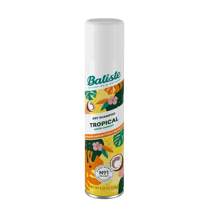 Shampoo a seco cabelo Batiste, com o nome "Tropical". A embalagem é um frasco branco cilíndrico com uma tampa na parte superior. O rótulo possui um design colorido com flores e folhas tropicais. Possui 120g.