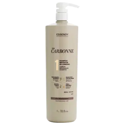 Shampoo da linha Carbonne da marca Essendy. O frasco possui um dispensador na parte superior.