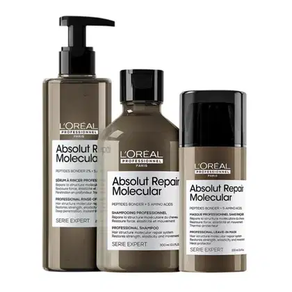 A imagem mostra um kit da L’Oréal Professionnel. Um frasco de sérum comprido, com pump preto, um frasco de shampoo arredondado e tampa preta e um frasco de máscara mais comprido e arredondado, com tampa preta. Ambos embalagem marrom e rótulo branco.