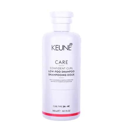 Frasco branco da linha Keune Care, contendo Shampoo Low-Poo Confident Curl para cabelos cacheados, com rótulo indicando o tipo de cabelo 2A-4C e volume de 300 ml.