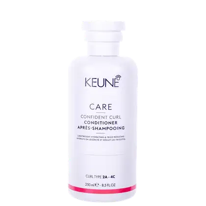 Frasco branco de condicionador Keune Care Confident Curl, com rótulo destacando o tipo de cabelo (2A-4C) e informações sobre o produto, como hidratação e redução de frizz.