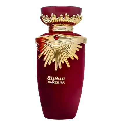 Frasco de perfume Lattafa Sakeena, com design elegante em vermelho e dourado. O frasco possui formato arredondado e detalhes decorativos dourados, incluindo uma tampa com motivos florais. O rótulo exibe o nome da fragrância em árabe e em inglês.