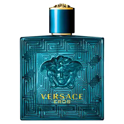 A imagem mostra o frasco de perfume da Versace, com forma quadrada e feito de vidro azul. No centro do frasco, há uma cabeça de medusa esculpida em alto relevo e o topo do frasco possui uma tampa azul com detalhes dourados.