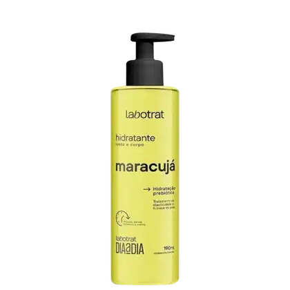 O produto apresentado é um hidratante corporal da marca Labotrat, com fragrância de maracujá. A embalagem é um frasco plástico de cor amarela com um rótulo preto contendo o nome do produto.