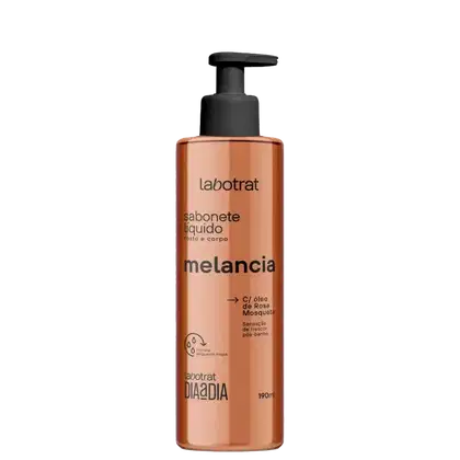 O produto apresentado é um sabonete líquido da marca Labotrat, com a fragrância de melancia. A embalagem é um frasco plástico com um dispensador na parte superior, com a cor predominante sendo um tom de laranja.