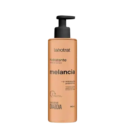 O produto exibido é um hidratante corporal da marca Labotrat, com o nome "melancia" impresso no rótulo. A embalagem é um frasco plástico com um dispensador na parte superior, de cor laranja clara.