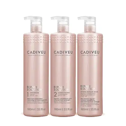 3 produtos da linha dispostos lado a lado, embalagens na cor rosa claro com letras prateadas.