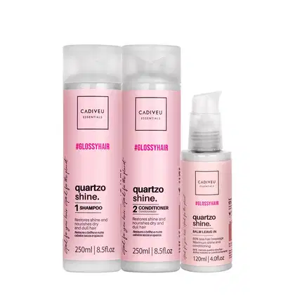 Shampoo, condicionador e balm leave-in todos com embalagens plásticas cilíndricas. As embalagens do shampoo e condicionador têm 250ml cada, enquanto o balm tem 120ml. As cores predominantes são branco e rosa claro.