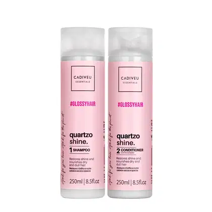 Shampoo e condicionador com embalagens plásticas cilíndricas de 250ml cada. As cores predominantes são branco e rosa claro.