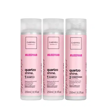 Dois shampoos e um condicionador com embalagens plásticas cilíndricas de 250ml cada. As cores predominantes são branco e rosa claro.