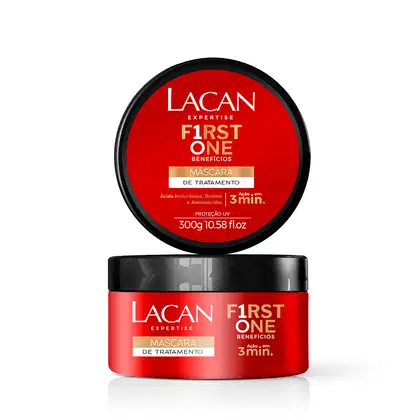 Embalagem preta e vermelha de máscara de tratamento capilar da marca Lacan, com indicação de benefícios em 3 minutos e proteção UV. Frasco de 300g com rótulo destacando a linha "First One Benefícios".