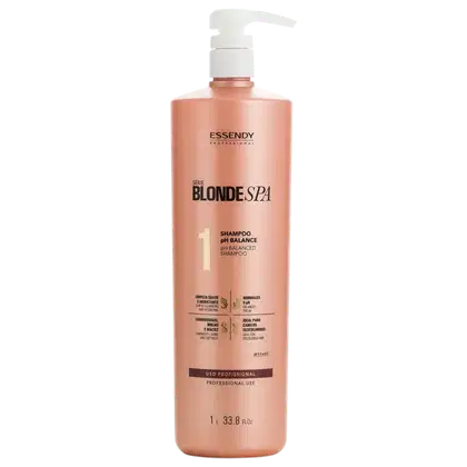 Shampoo da linha Blonde Spa da marca Essendy .O rótulo indica que se trata de um "Shampoo pH Balance", ou seja, um shampoo com pH balanceado, ideal para cabelos descoloridos. O frasco possui um dispensador na parte superior.