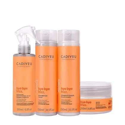 São quatro itens da linha "Bye Bye Frizz": dois frascos de shampoo e condicionador 250ml, um frasco de selagem gradativa 200ml, e uma embalagem de máscara de 200ml. Todos têm embalagens plásticas transparentes com tampas brancas e rótulos laranjas.