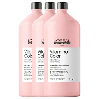 A imagem mostra um Trio de shampoos Vitamino Color Resveratrol (1,5L cada), da L’Oréal Professionnel. Embalagens rosa claro com design minimalista destacam a fórmula para proteção da cor em cabelos coloridos.