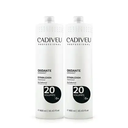 Dois frascos brancos da linha Cadiveu Professional, contendo oxidante estabilizado com 20 volumes. Cada frasco possui 900 ml e apresenta o logotipo da marca em destaque.