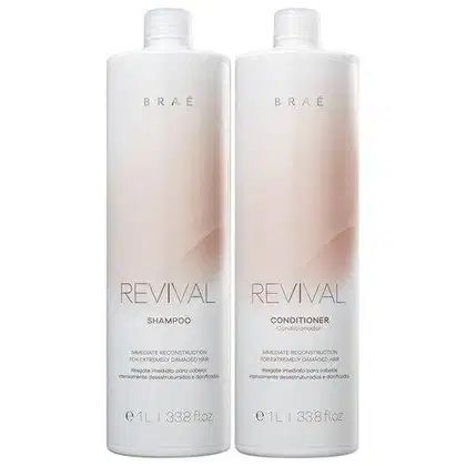 Dois frascos de plástico transparente contendo shampoo e condicionador da linha Revival da marca Brae. Os frascos têm formato cilíndrico e tampas brancas.