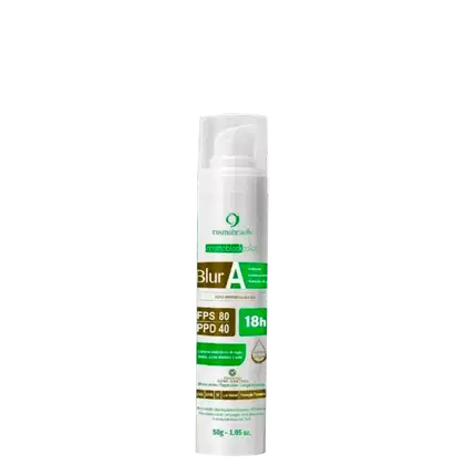 Frasco branco de protetor solar Cosmobeauty Blur A com FPS 80 e PPD 40, com informações sobre duração de 18 horas e controle de oleosidade na embalagem.