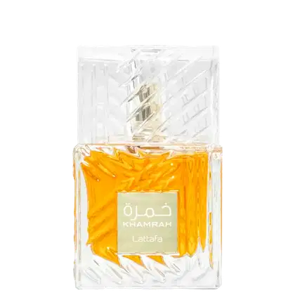 Frasco de perfume Lattafa Khamrah com líquido âmbar em embalagem de vidro transparente com detalhes dourados e rótulo com o nome da fragrância "Lattafa" em letras brancas.