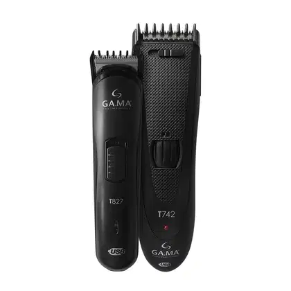 Dois aparelhos de corte de cabelo da marca GA.MA Italy. Um aparelho maior, modelo T827, com lâminas largas e um visor digital. Um aparelho menor, modelo T742, com lâminas estreitas e um indicador luminoso vermelho.
