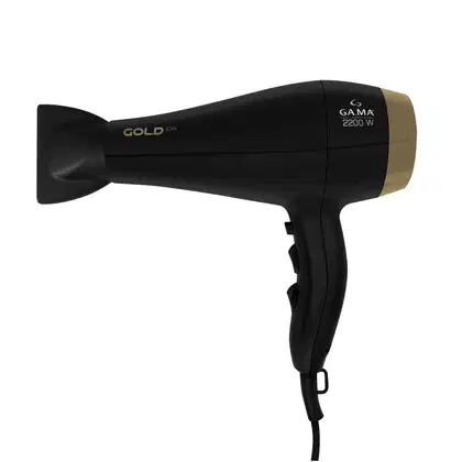 A imagem mostra o secador de cabelo da marca GA.MA Italy. Ele possui o corpo preto fosco com detalhes dourados. Design ergonômico com bico concentrador removível e cabo de alimentação preto.