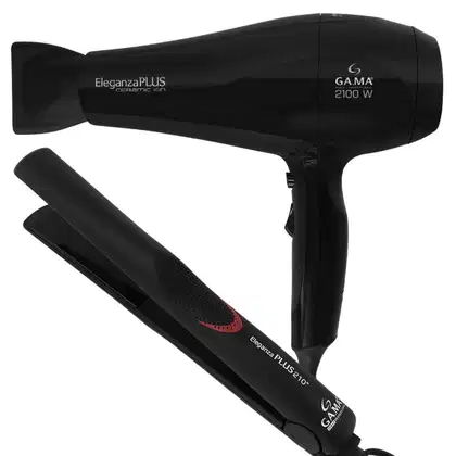 A imagem mostra um secador de cabelo profissional GA.MA Italy, na cor preta, com design ergonômico e corpo alongado. Acompanha uma prancha alisadora de cabelo, também preta com detalhes em vermelho. Ambos têm acabamento fosco e linhas retas e angulares.