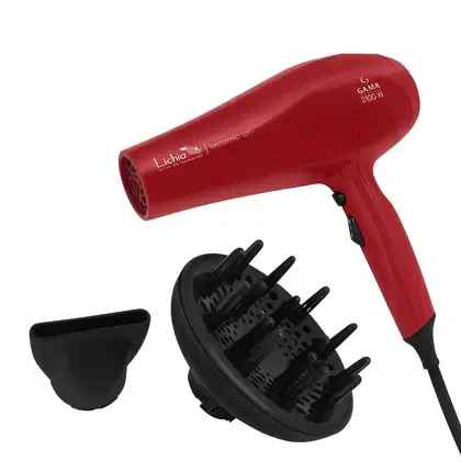 A imagem mostra o secador de cabelo da marca GA.MA Italy, na cor vermelha. O corpo do secador é cilíndrico e possui o nome da linha "Lichia Ceramic Ion" gravados. Acompanha um difusor removível preto e um bico direcionador de ar preto.