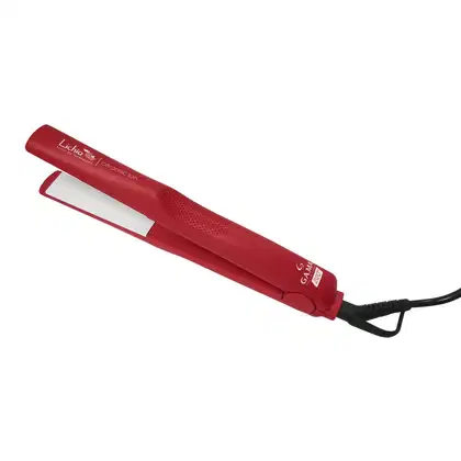 A imagem mostra uma chapinha cerâmica vermelha. O acessório é comprido e cilíndrico com revestimento vermelho fosco. Possui uma placa alisadora com superfície metálica brilhante. Na extremidade, há um cabo emborrachado preto para facilitar o manuseio.